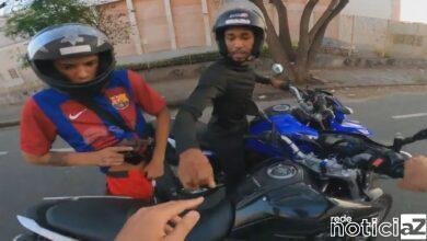 VÍDEO - Motociclista grava assalto em avenida movimentada