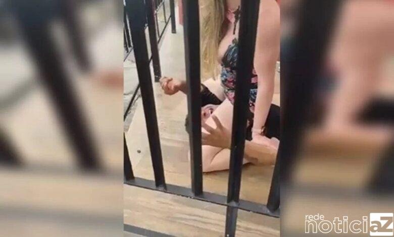 VÍDEO - Mulher sem calcinha briga em entrada de UPA