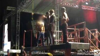 VÍDEO - Dupla Munhoz e Mariano dá uísque a adolescente durante show