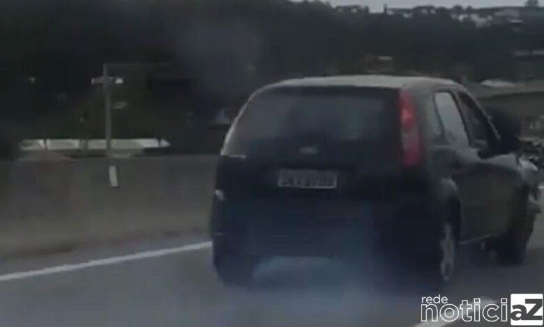 VÍDEO - Motorista dirige com motocicleta no capô após acidente