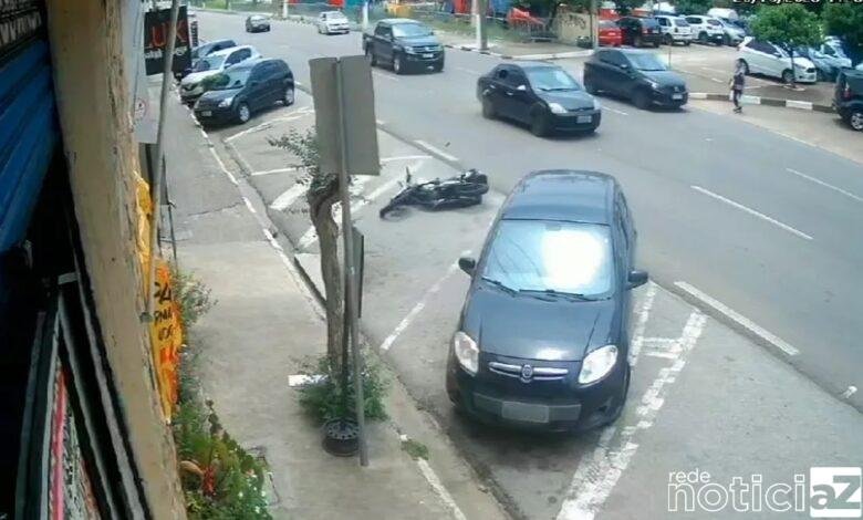 VÍDEO - Jovem morre após ser arremessado de moto