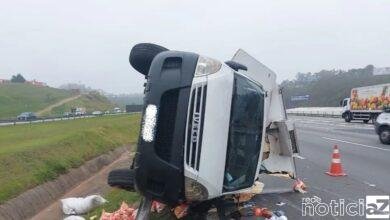 Carretas tombam na Rodovia dos Bandeirantes em Jundiaí