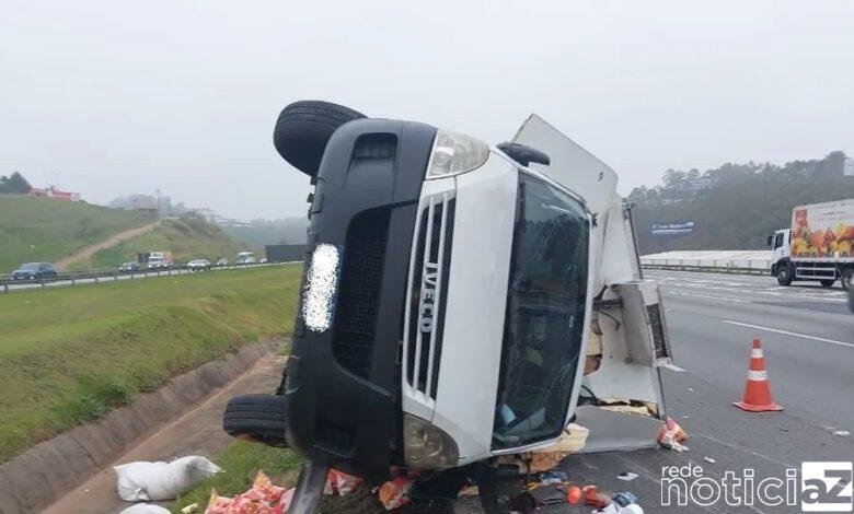 Carretas tombam na Rodovia dos Bandeirantes em Jundiaí