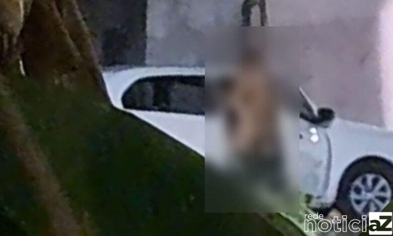 VÍDEO - Casal é flagrado fazendo sexo dentro de um carro