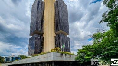 O comportamento dos preços fez o Banco Central (BC) cortar os juros pela terceira vez seguida. Por unanimidade, o Comitê de Política Monetária (Copom) reduziu a taxa Selic, juros básicos da economia, em 0,5 ponto percentual, para 12,25% ao ano.