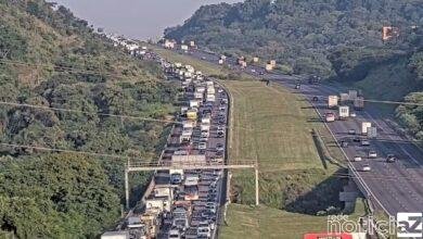 Carreta sofre pane e causa congestionamento na Rodovia dos Bandeirantes