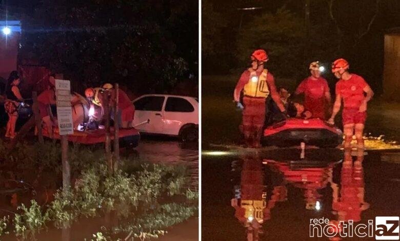 Trio fica ilhado e é salvo de bote pelo Corpo de Bombeiro
