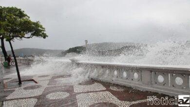 Mudança de tempo provoca pancadas de chuva e ondas de 3 metros em Santos