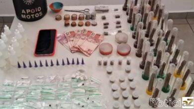 Suspeito se esconde atrás de máquina de lavar, mas é preso com drogas