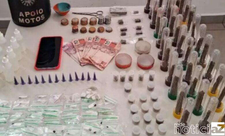 Suspeito se esconde atrás de máquina de lavar, mas é preso com drogas