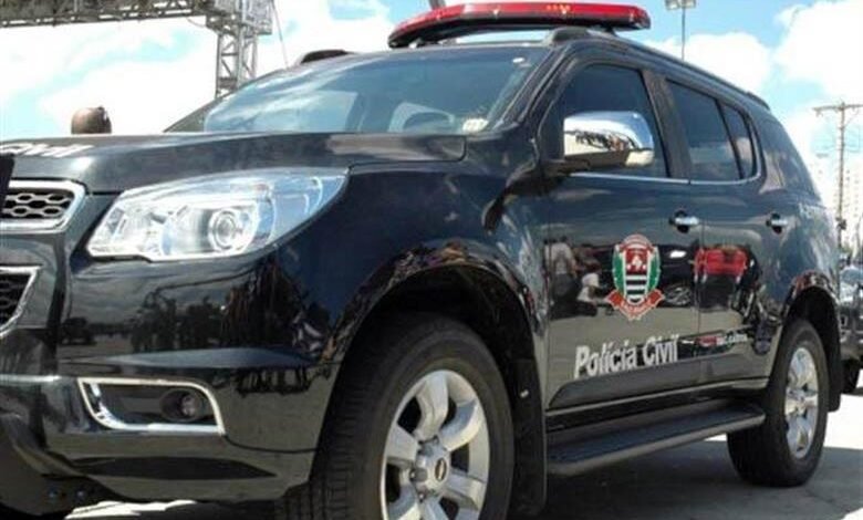 Mulher é encontrada morta dentro de casa