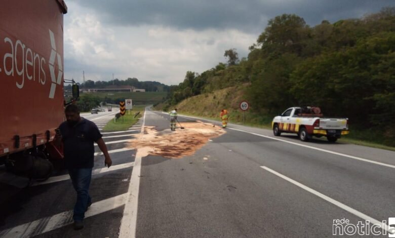 Caminhão cai e derrama diesel na alça de acesso da Anhanguera/Bandeirantes