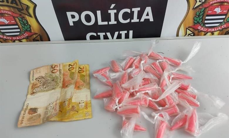 Dupla acusada de tráfico de drogas é presa