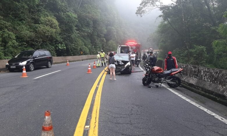 Duas pessoas ficam feridas em acidente entre carro e moto