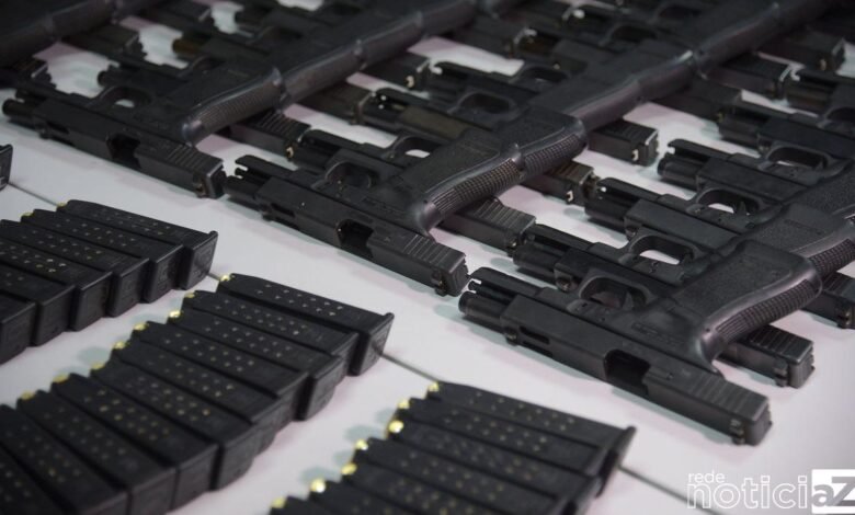 A Polícia Federal, PF, deflagrou hoje (10) operação com o objetivo de desarticular uma organização criminosa de tráfico internacional de drogas e armas