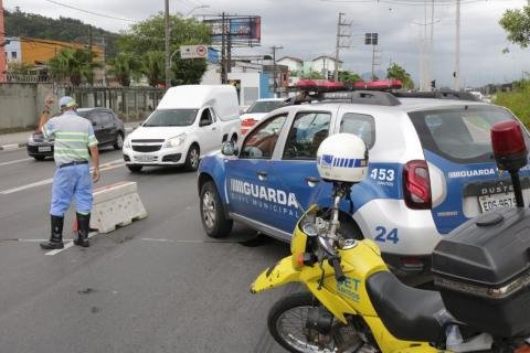 Barreiras sanitárias orientam turistas em acessos de Santos