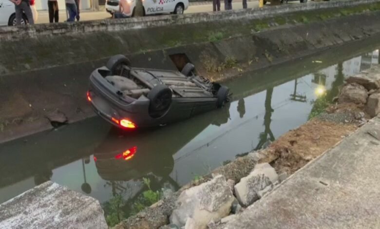 Carro cai dentro do canal de Santos