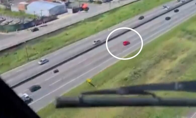 Menor acelera carro do pai na rodovia; é perseguido e detido