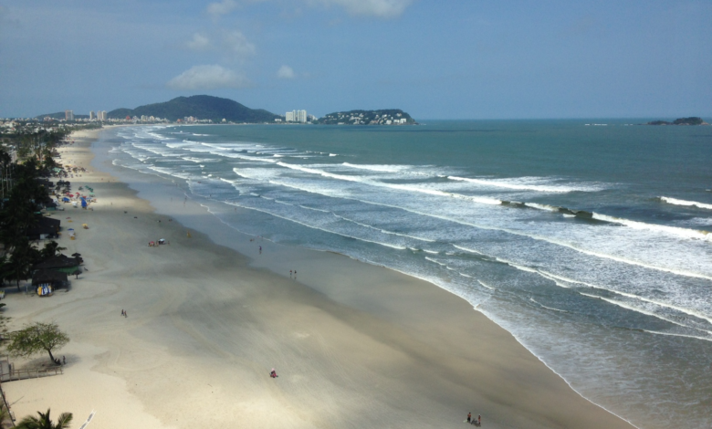 Guarujá proíbe guarda-sóis e cadeiras na praia