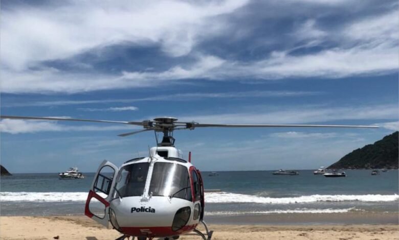 Helicóptero Águia salva homem na praia de Ilhabela