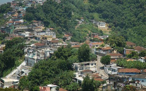 Moradores dos morros recebem orientações da Defesa Civil
