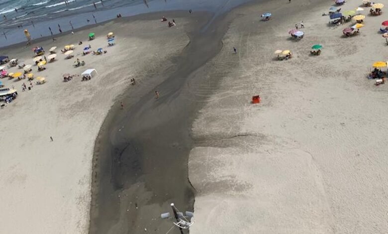 Água preta surge na areia de Praia Grande