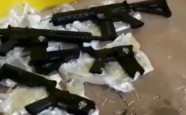 VÍDEO PRF - Arsenal com 17 fuzis é apreendido