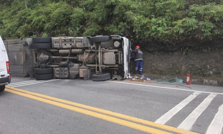 Caminhão tomba na Rodovia dos Tamoios