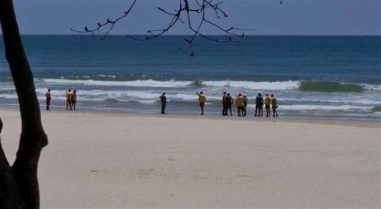 Banhistas são contidos pela PM no Guarujá