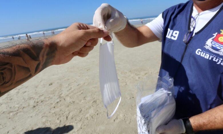 Máscaras são distribuídas em praias do Guarujá