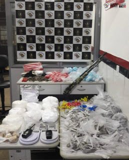 BAEP apreende armas munição e quase 20kg de drogas no Guarujá