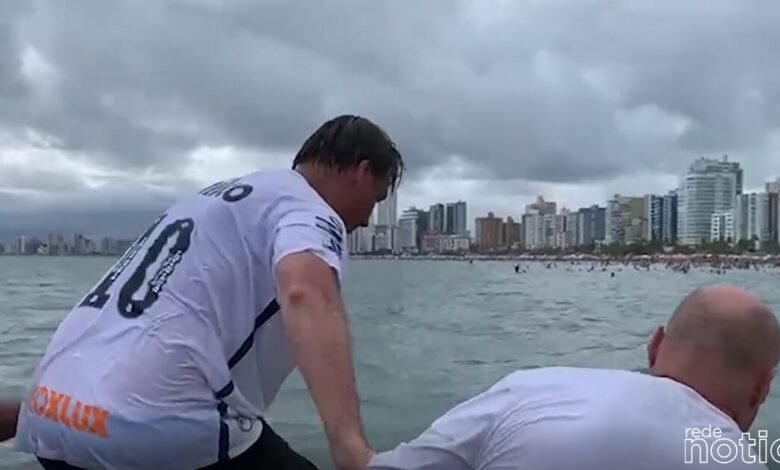 Bolsonaro nada em Praia Grande e banhistas gritam mito