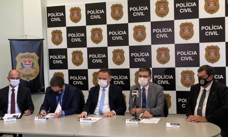 O Departamento de Polícia Judiciária do Interior 6 (Deinter 6) deteve mais de 200 pessoas e apreendeu 43,3 quilos de drogas durante operação realizada por meio das Delegacias Seccionais de Santos, Itanhaém, Registro, Jacupiranga e Deic de Santos, nos 24 municípios que compões a Baixada Santista e Vale do Ribeira. A ação, mobilizada por 402 policiais civis, teve como objetivo capturar foragidos da Justiça, cumprir mandados de prisão e de busca e apreensão, além de combater o tráfico de drogas e demais ilícitos penais a fim de contribuir para a redução dos índices criminais na região. A operação resultou no cumprimento de 168 mandados de prisão e 88 de busca e apreensão. Outras 40 pessoas foram presas em flagrante e sete adolescentes apreendidas, bem como nove veículos e sete armas de fogo localizadas e retidas. Durante as diligencias os agentes também apreenderam 43,3 quilos de maconha, cocaína e crack, 65 unidades de ecstasy, 26 de LSD, 96,2 litros de drogas e R$1,9 mil. “A Polícia Civil tem trabalhado incessantemente e todos os dias temos uma gama de atendimento ao público, registramos ocorrências, esclarecemos muitos crimes e prendemos pessoas. Uma demonstração de que a Polícia Civil não parou de trabalhar, mesmo em meio a pandemia, é essa operação policial”, destaca o Dr. Manoel Gatto Neto, diretor do Deinter-6.
