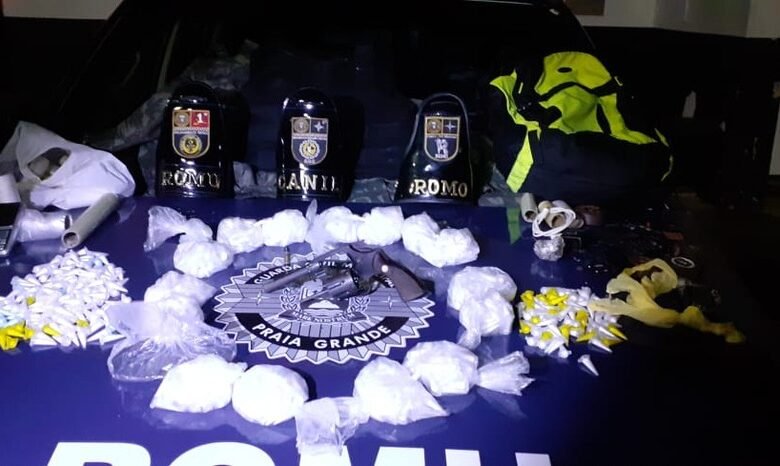 Marido foge e a mulher é presa com drogas, arma e colete a prova de balas