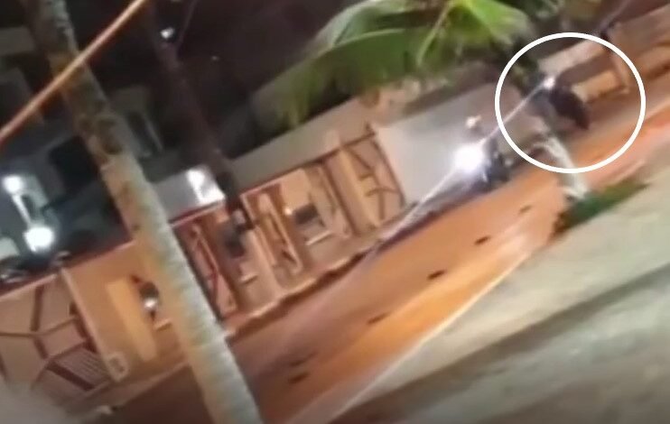 VÍDEO - Policial empina moto e causa acidente