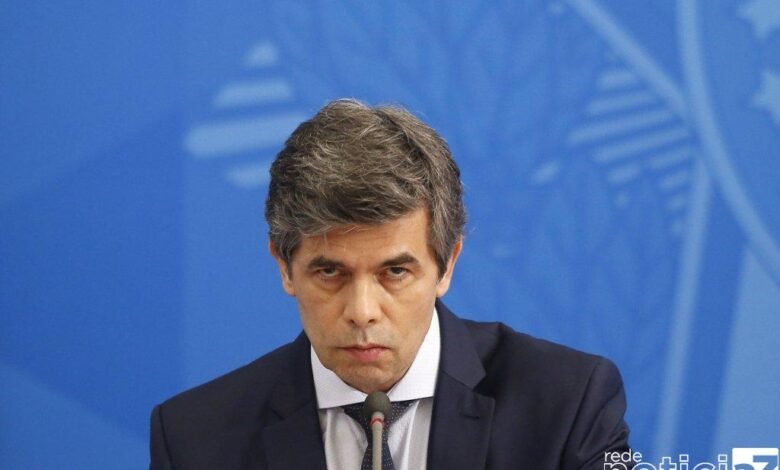 Ex-ministro questiona plano de vacina contra a COVID-19