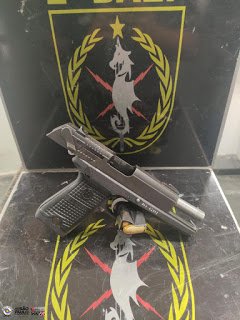 Homem é preso com uma pistola
