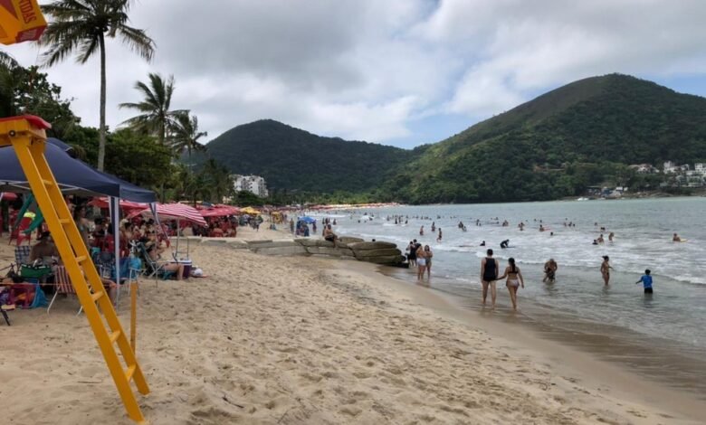 Caraguatatuba tem praias cheias, mesmo na fase vermelha
