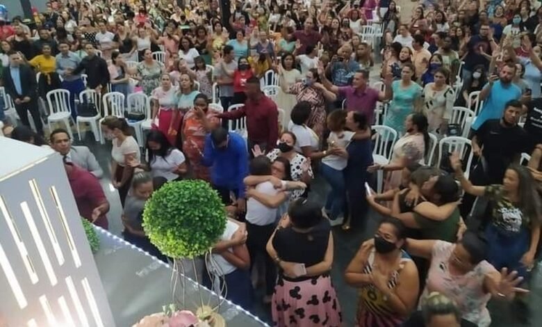 Público gera aglomeração em igreja evangélica