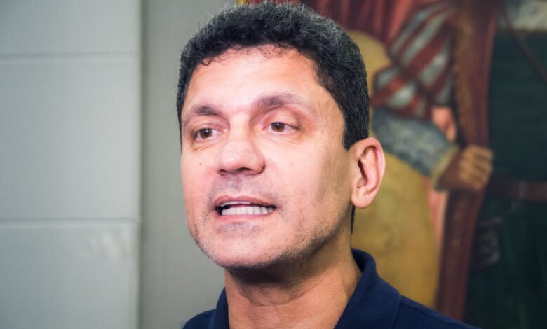 Ex-prefeito de São Vicente é assaltado