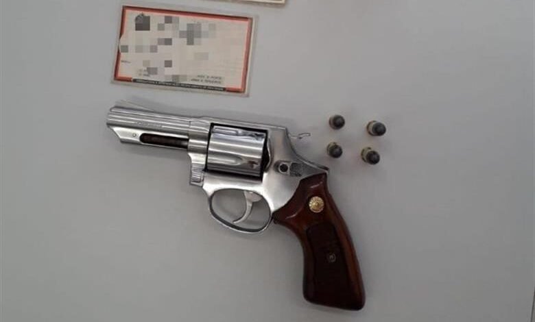 Homem usa arma para ameaçar a própria esposa