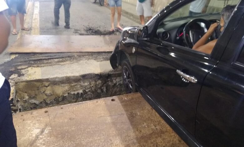 Carro fica preso em buraco no Túnel da Vila Zilda