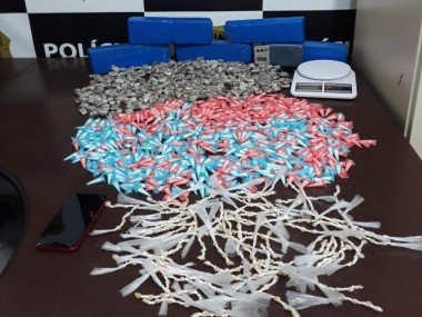(Dise) de Itanhaém prenderam um homem e localizaram mais de 1,4 mil porções de drogas. A ação foi desencadeada no bairro Ivoty, em Itanhaém.