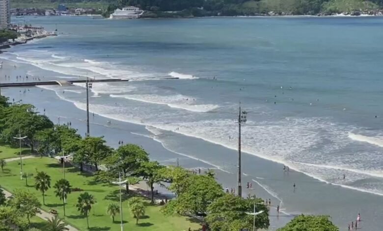 Mar toma a faixa de areia de Santos