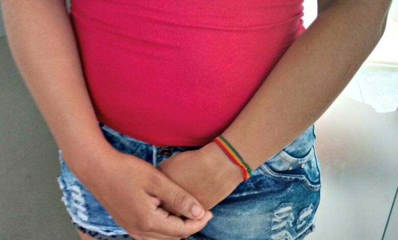 Menina é filmada enquanto sofre abuso sexual