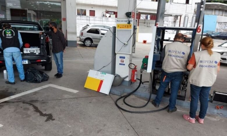 Dois postos são autuados por venda de combustível adulterado em Santos