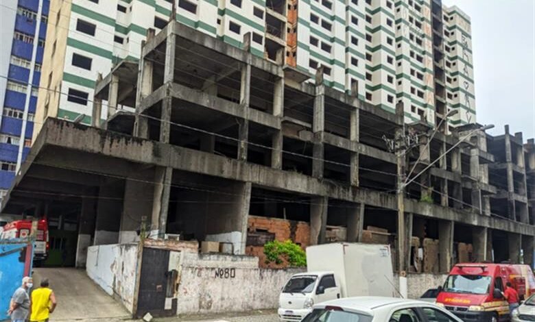 Criança cai de prédio e morre