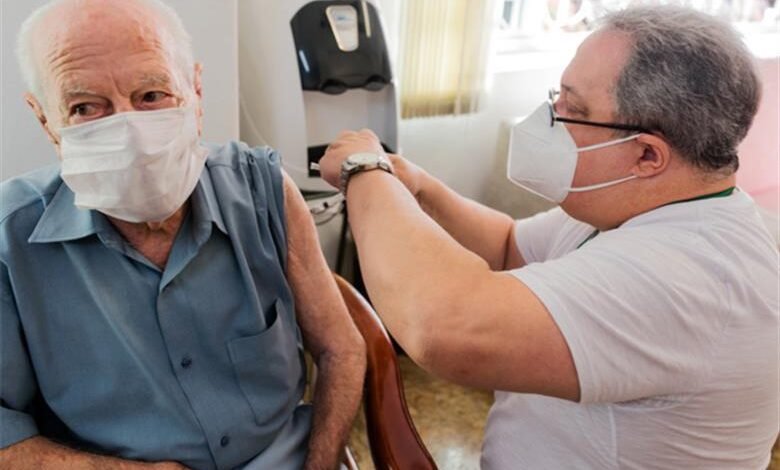 Somente 55% dos idosos se vacinaram contra a COVID-19