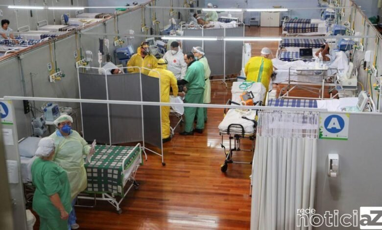 O número de crianças internadas com covid-19 cresceu nos hospitais particulares do estado de São Paulo. Isso é o que apontou uma pesquisa feita pelo Sindicato dos Hospitais, Clínicas, Laboratórios e Demais Estabelecimentos de Saúde do Estado de São Paulo (SindHosp), divulgada hoje (12). Segundo a pesquisa, que apurou dados com 93 hospitais de 12 das 17 regionais de saúde do estado paulista entre os dias 8 e 11 de março, o aumento no número de crianças e adolescentes internados já corresponde a 47% na rede privada. O número absoluto de crianças internadas não foi divulgado pela pesquisa. Ontem (11), segundo dados disponibilizados no site do governo estadual de São Paulo dedicado exclusivamente a informações sobre o novo coronavírus, três hospitais infantis administrados pela prefeitura da capital paulista registravam 28 pacientes internados, sete deles em estado grave. No Hospital Municipal Menino Jesus, havia ontem sete pacientes internados, sendo que quatro estavam em unidades de terapia intensiva (UTI). Já no hospital infantil Darcy Vargas eram sete os internados, sendo um em UTI. No Hospital Infantil Candido Fontoura São Paulo eram 14 os internados, sendo dois em UTIs. O aumento dos casos de covid-19 em crianças já tem alertado algumas prefeituras do estado. Em Várzea Paulista, a prefeitura fez um comunicado aos pais, informando que a doença tem crescido entre as crianças e adolescentes da cidade. “A nova variante da covid-19, causada pelo novo coronavírus, tem atingido bem mais crianças e adolescentes do que a cepa anterior. Desde a última semana, dois pequenos varzinos tiveram o vírus confirmado”, informou a prefeitura esta semana, acrescentando que havia mais 17 crianças com suspeita da doença. Em uma rede social, Felipe Amaral de Carvalho, assessor especial da saúde de Várzea Paulista, falou sobre o aumento de casos do novo coronavírus em crianças. “Há menos de 30 dias não víamos grandes números de casos em idades pediátricas. Agora já começamos a receber números que não tínhamos. Até então, as crianças eram assintomáticas, não desenvolviam a doença. E hoje temos outra realidade: o número de crianças que vem tendo quadro clínico e internamento médico vem subindo cada vez mais. Por isso reforçamos a importância do uso de máscara, da higienização das mãos e de ficar trancado em casa”. Mortes O levantamento feito pelo sindicato não tratou sobre o aumento nas mortes. Mas uma pesquisa feita pela Agência Brasil com base nos balanços divulgados pela Secretaria Estadual da Saúde de São Paulo demonstrou que o estado já registra, nesses três primeiros meses de 2021, um incremento no número de mortes de crianças. Somente neste ano, com dados computados entre 1º de janeiro e 12 de março, 22 crianças menores de 10 anos morreram por covid-19 em todo o estado de São Paulo. Esse número representa mais de 40% do que foi registrado em todo o ano passado, entre os meses de março a dezembro, com 52 mortes. A primeira criança vítima de covid-19 do estado foi uma bebê de sete meses, da cidade de São Paulo, que morreu no dia 25 de abril.