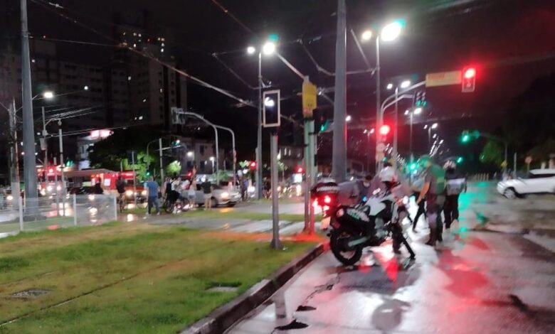 Pedestre é atingida por motocicleta em Santos